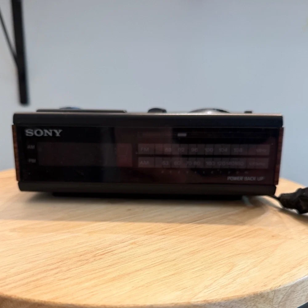 Vtg Sony Dream Machine ICF-C4W Vintage FM AM Digital Clock Radio Woodgrain Black